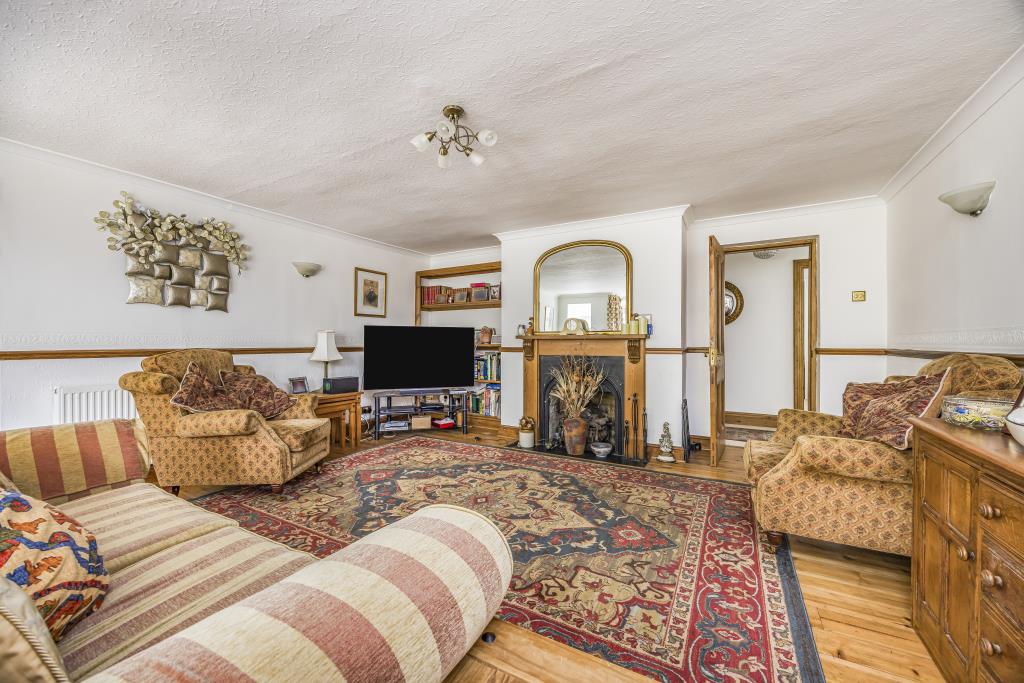 Lot: 101 - SUBSTANTIAL SEMI-DETACHED VICTORIAN DWELLING WITH ADDITIONAL INVESTMENT INCOME - Living room of lower ground floor flat
